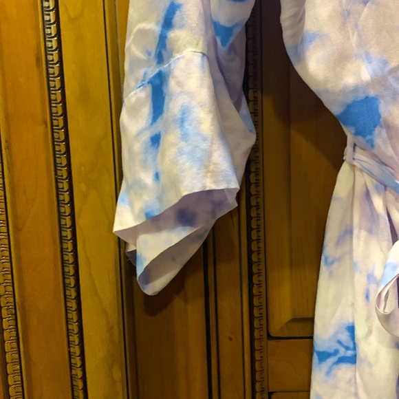 NWOT In Bloom Cloud Tie Dyed Midi Wrap Housecoat Size Medium/Large - Picture 4 of 8